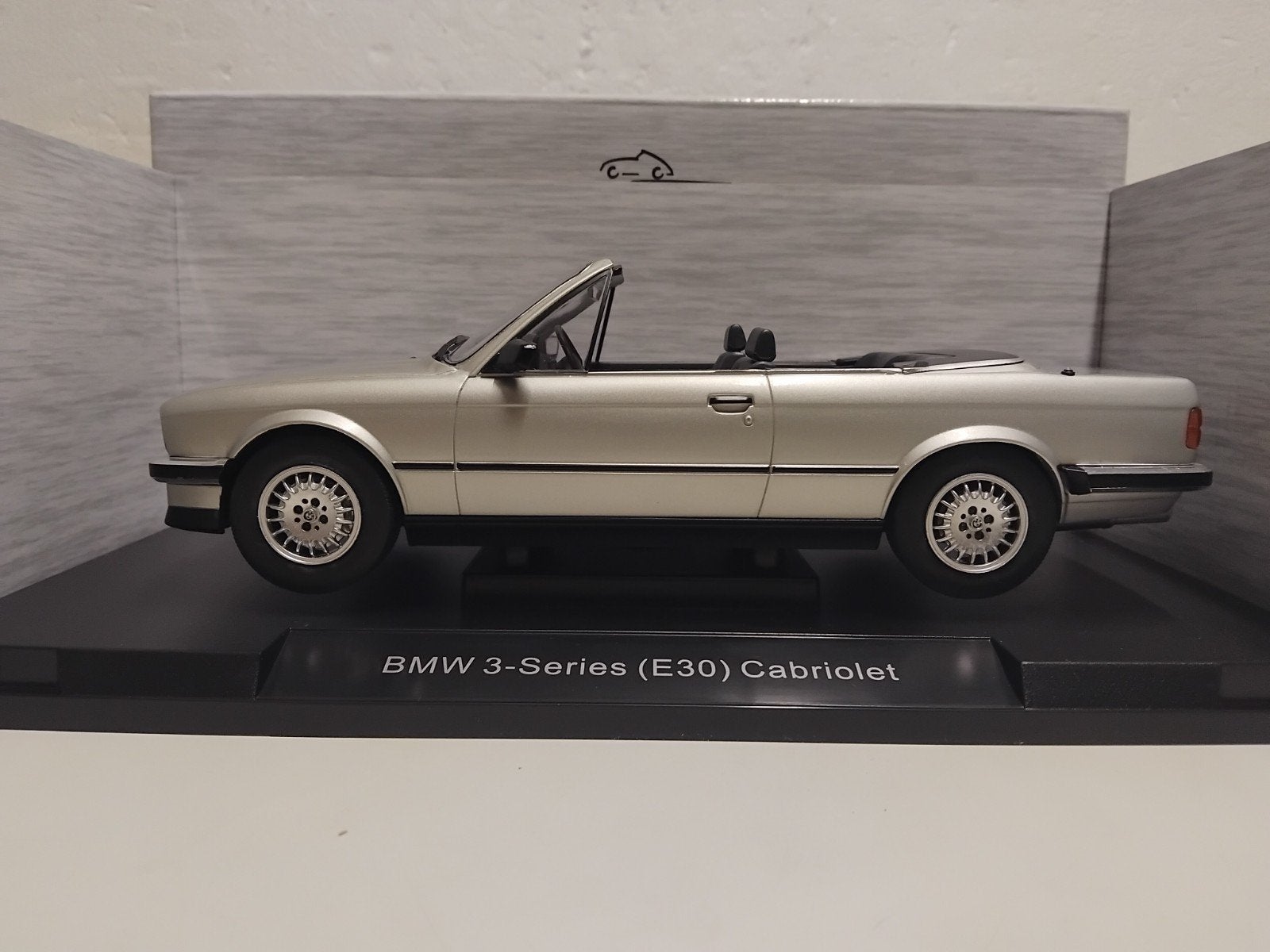 BMW 3 serie E30 cabriolet silvergrey Mcg metal 1:18 KRD, Ophalen of Verzenden, Zo goed als nieuw, Auto, Overige merken