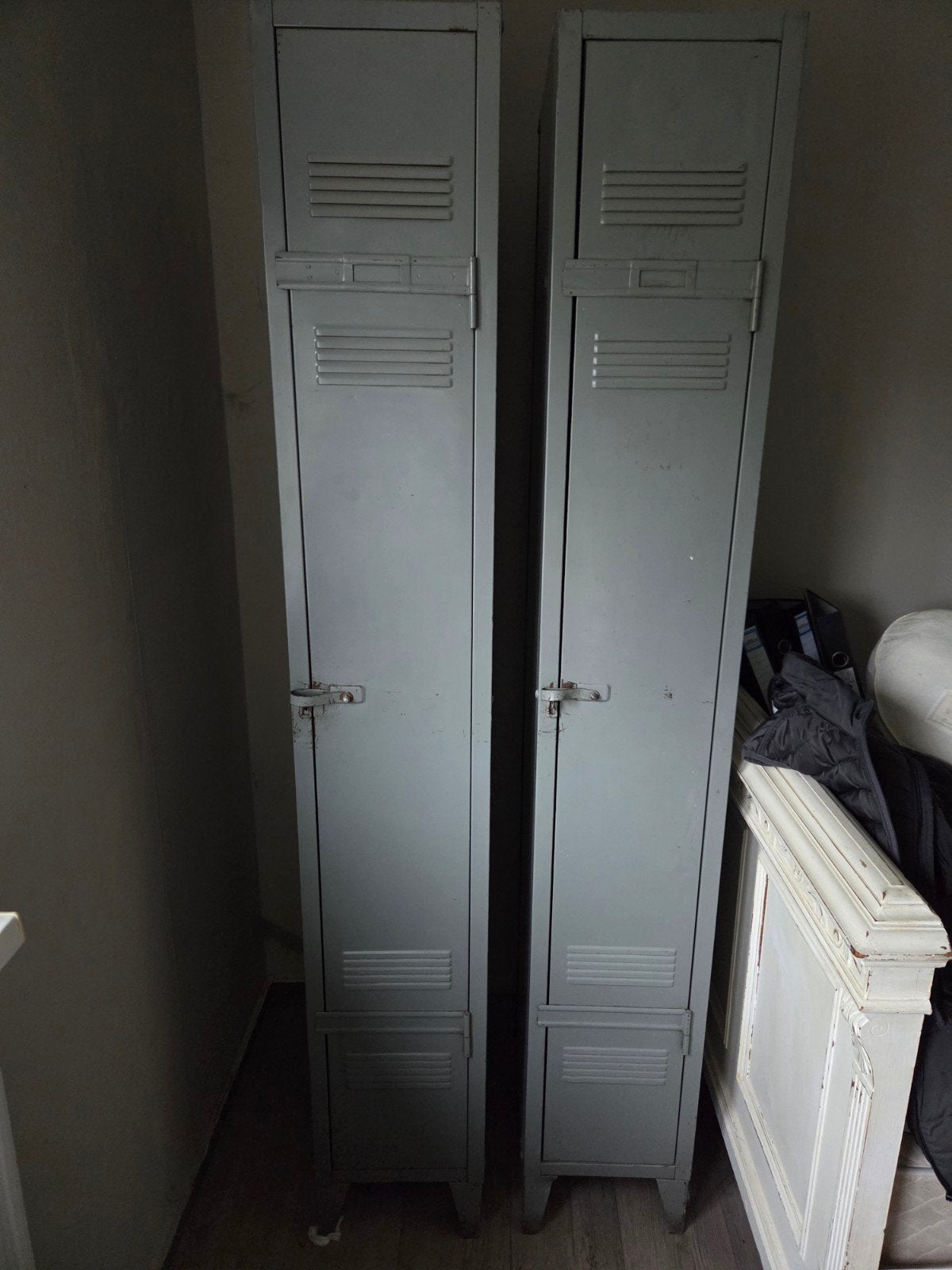 2 oude gebruikte locker kasten grijs, Ophalen, Gebruikt