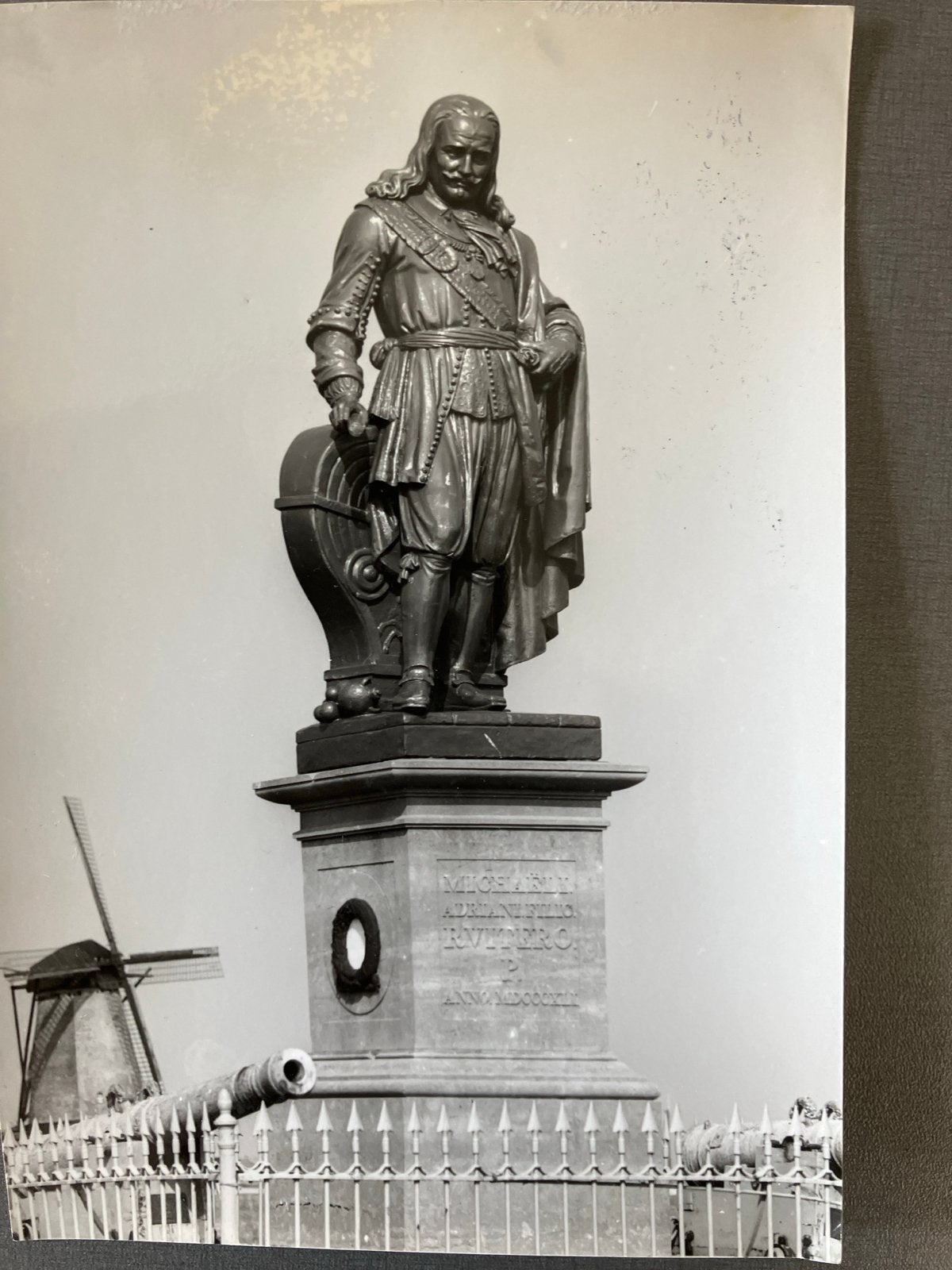 Foto Michiel de Ruyter standbeeld Vlissingen met molen, Gebruikt, Verzenden, Foto, Gebouw