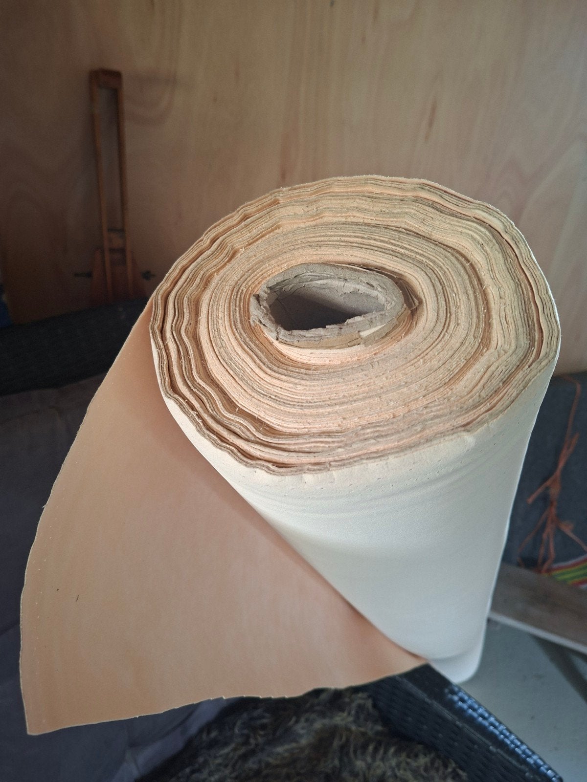 Grote rol suedine meubelstof beige/camel, 1.52m x 30m, Ophalen