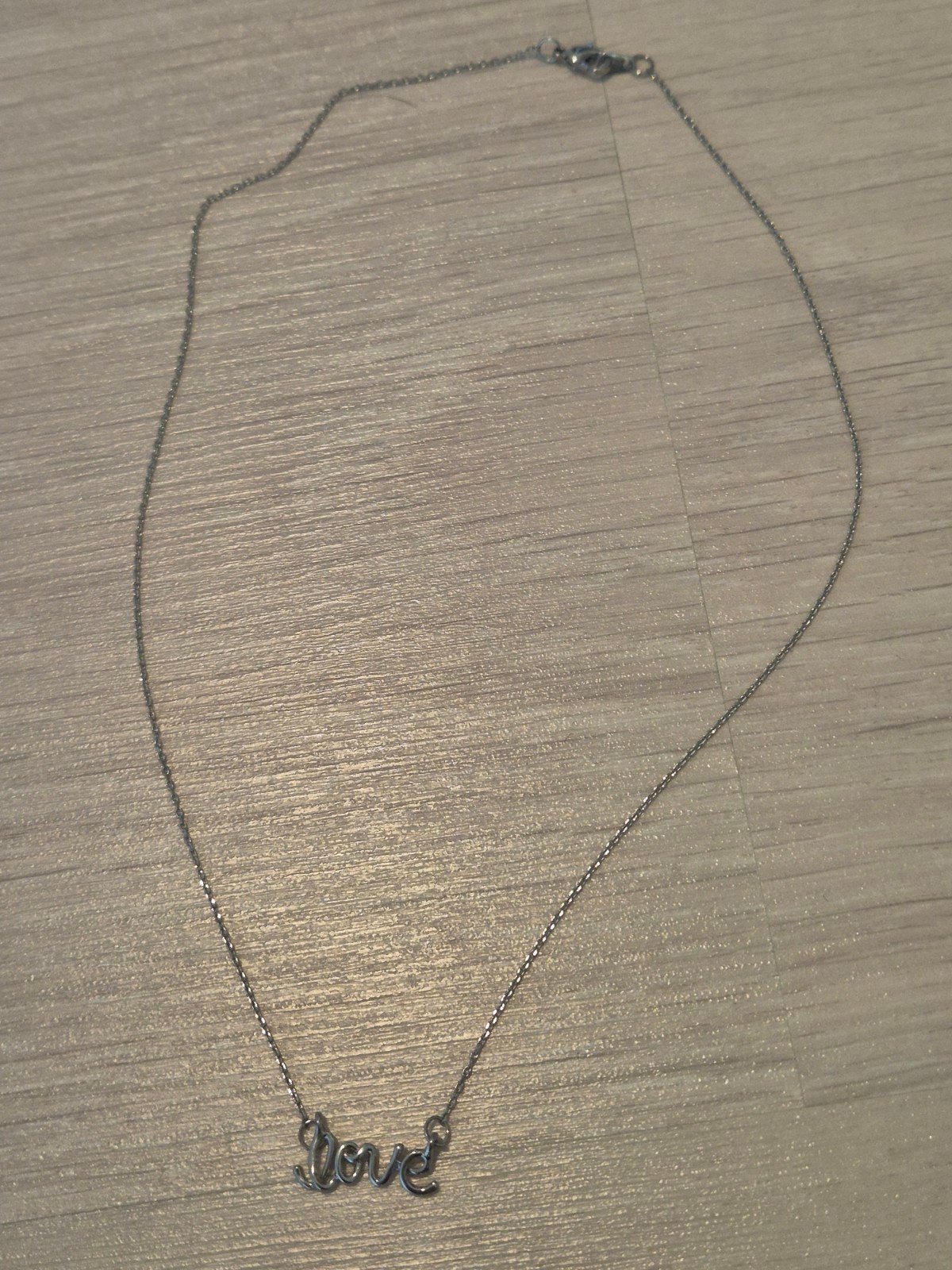 Zilverkleurige ketting met 'Love' hanger, Gebruikt, Ophalen of Verzenden, Zilver, Overige materialen