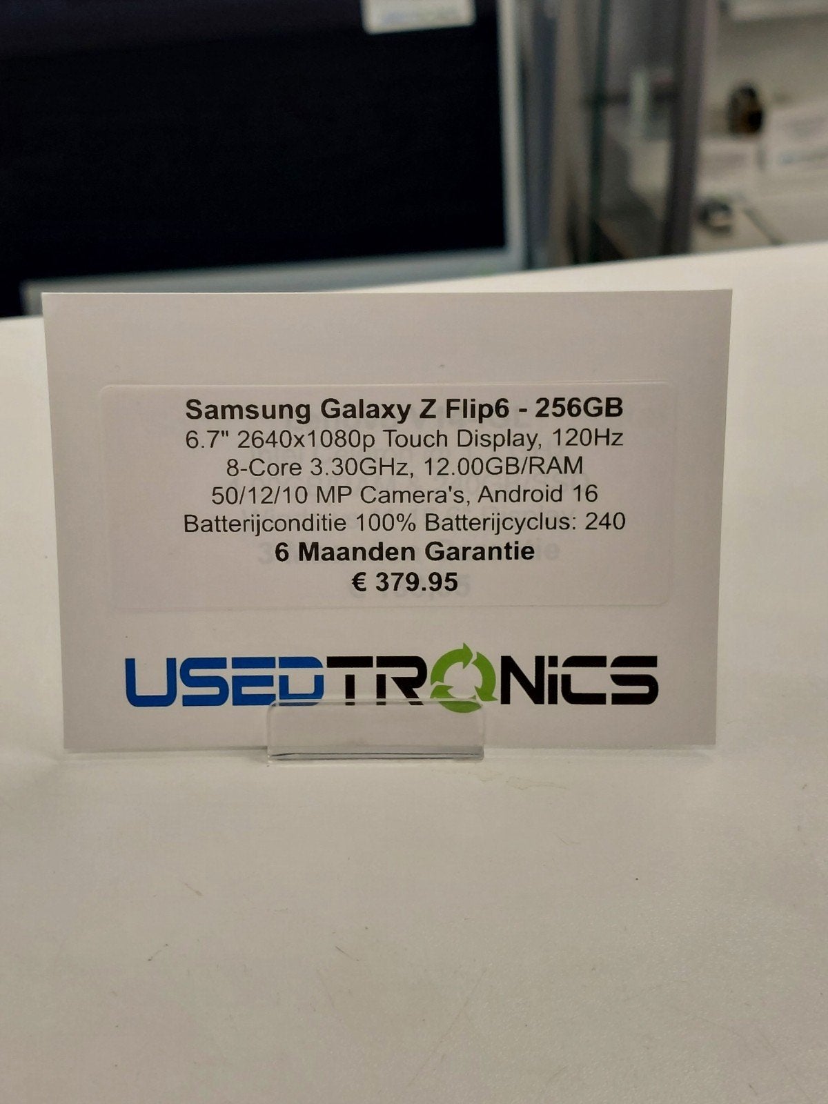 Foto 8 van Samsung Galaxy Z Flip6 - 256GB met lichte beschadiging