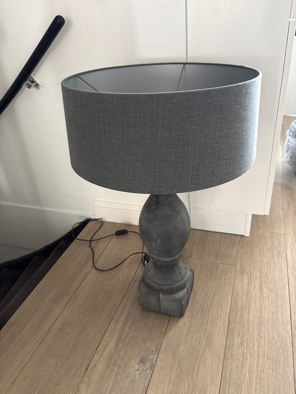 Robuuste Antraciete Tafellamp - Landelijke Stijl, Huis en Inrichting, Lampen | Tafellampen, Ophalen, Gebruikt, Met kap, Grijs