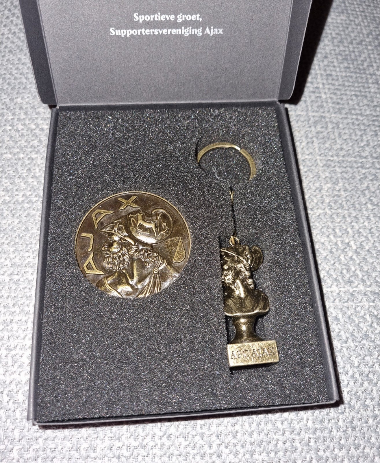 Ajax magneet en sleutelhanger - 125 jaar jubileum, Ophalen of Verzenden, Nieuw, Ajax, Beeldje of Poppetje