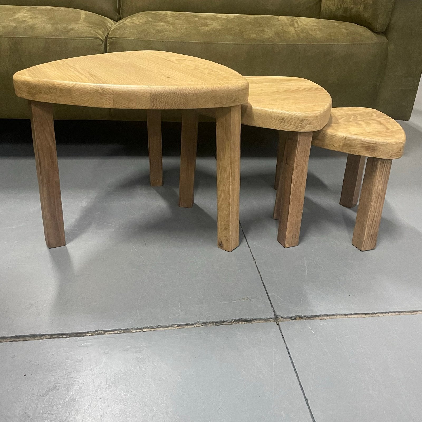 Set van 3 zware eikenhouten bijzettafeltjes, Ophalen, Minder dan 50 cm, Gebruikt, Eikenhout