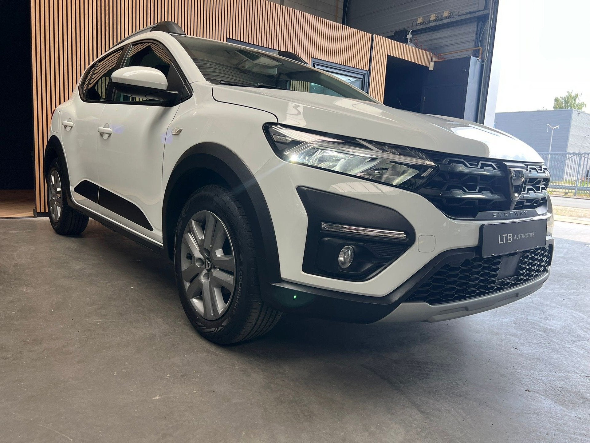 Dacia Sandero Stepway 1.0 TCe 90 Automaat|Carplay|Navi|PDC|, Auto's, Stof, Gebruikt, Zwart, Wit