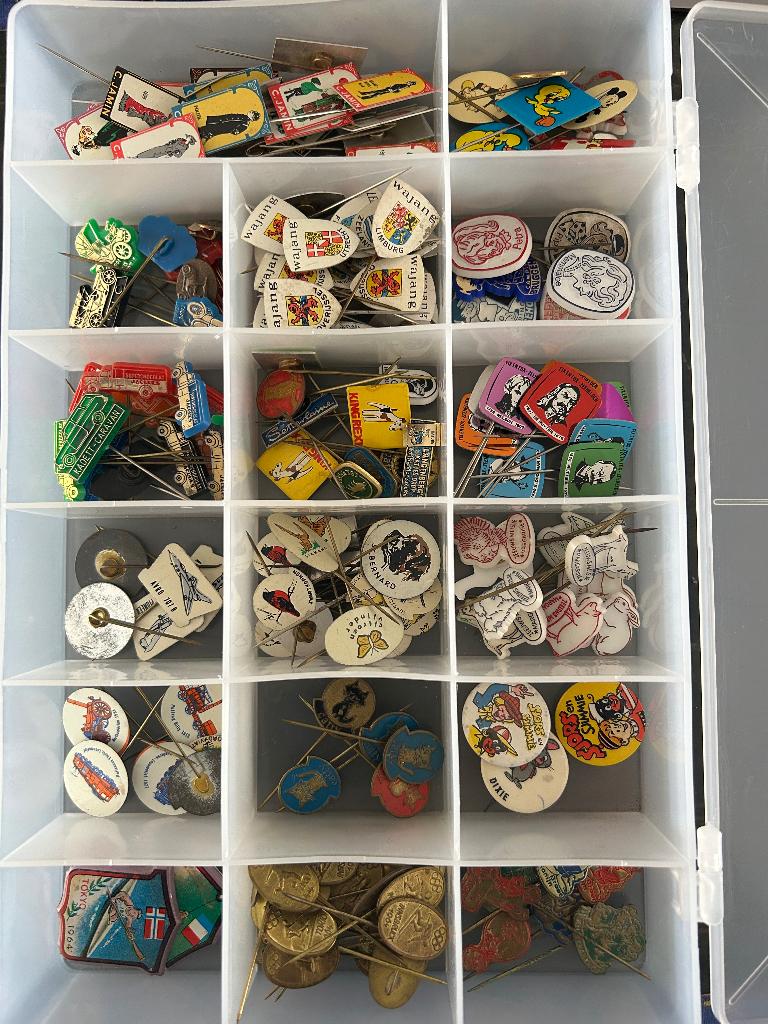 doos met verzamelwaardige speldjes, Verzamelen, Speldjes, Pins en Buttons, Ophalen of Verzenden, Gebruikt, Overige onderwerpen