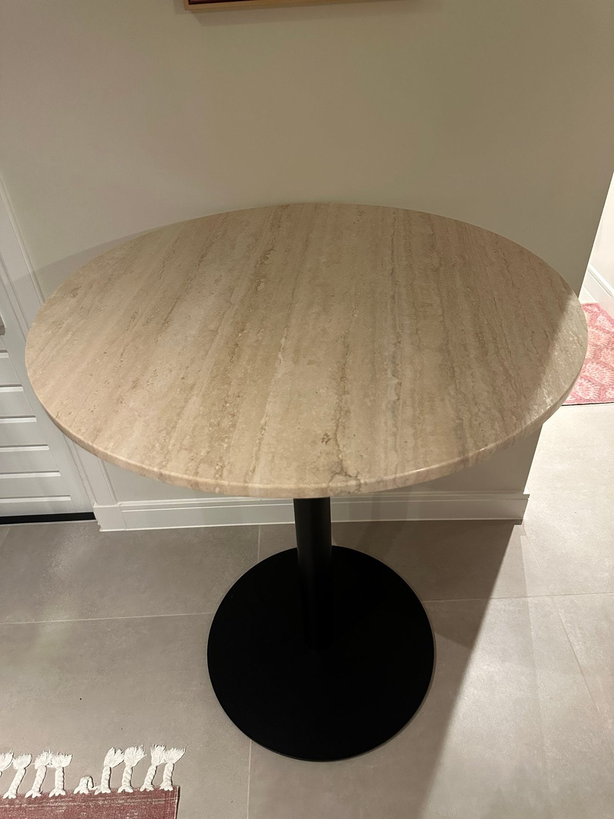Ronde bartafel met travertin marmeren blad en stalen onderst, Ophalen, Rond, Tot twee personen, 50 tot 100 cm