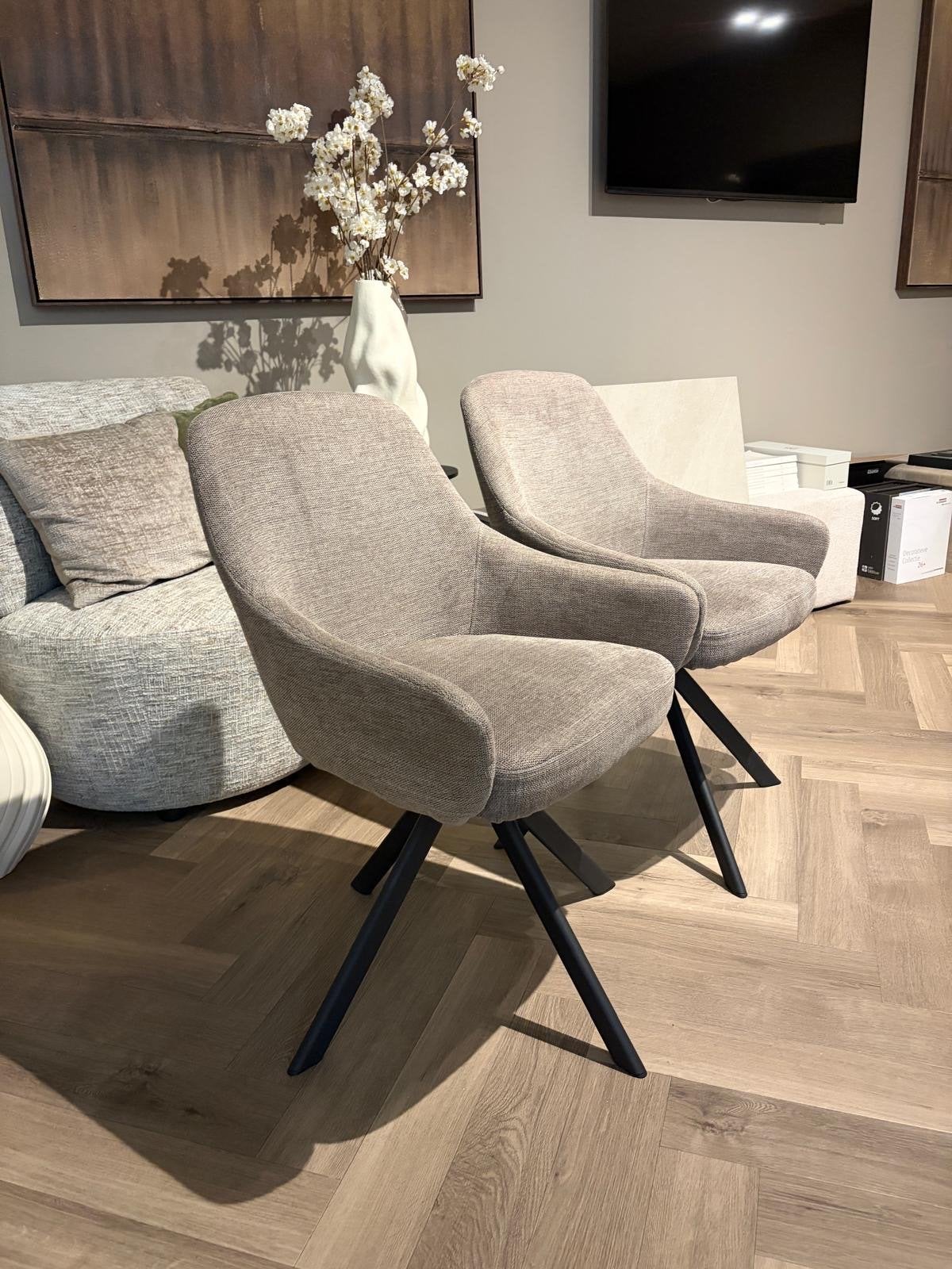 2 draaibare eetkamerstoelen van Jysk - zandkleur, Ophalen, Twee, Overige kleuren, Zo goed als nieuw