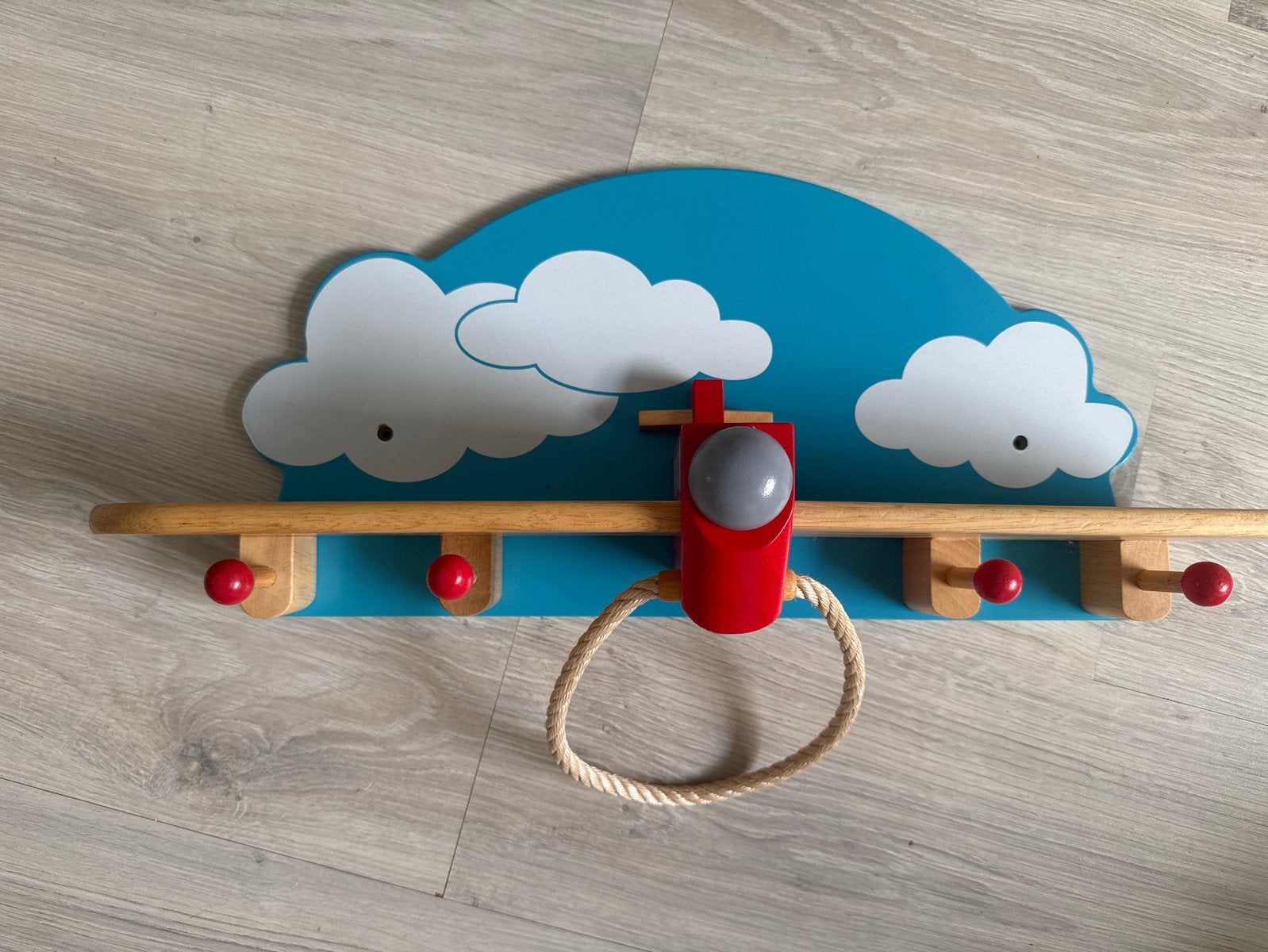 Leuke houten kapstok met vliegtuigje en wolken, Ophalen, Overige merken, Zo goed als nieuw, Kapstokje