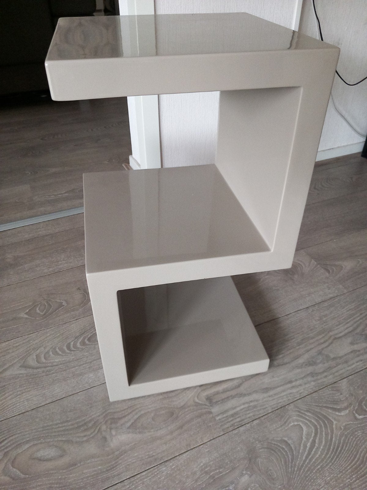 LAATSTE WEEK 2x Bijzettafel /nachtkastje Snake hoogglans bei, Overige materialen, Minder dan 55 cm, Zo goed als nieuw, Ophalen