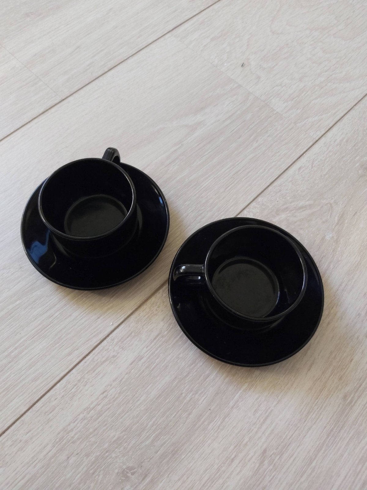 Zwarte kopjes en schotels - 2 stuks, Ophalen of Verzenden