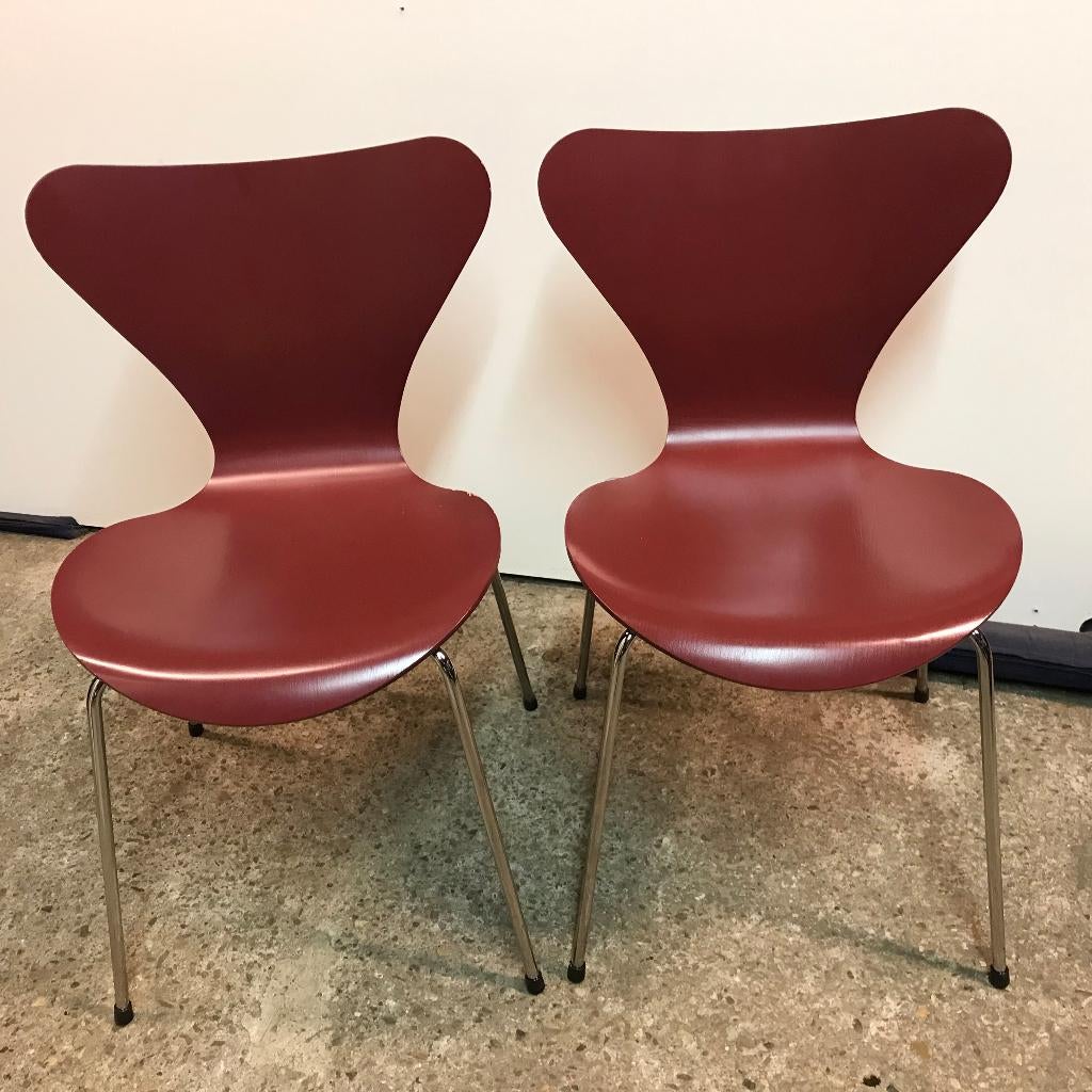 2  Fritz Hansen 3107 vlinder stoel stoelen chairs donkerrood, Gebruikt, Bruin, Ophalen of Verzenden, Nvt