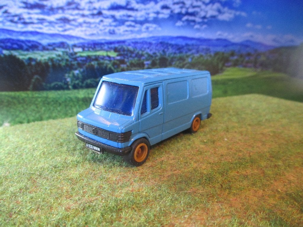 1:64 Mercedes Benz TN 207 / 307 D Dempsey & Makepeace, Ophalen of Verzenden, Zo goed als nieuw, Auto