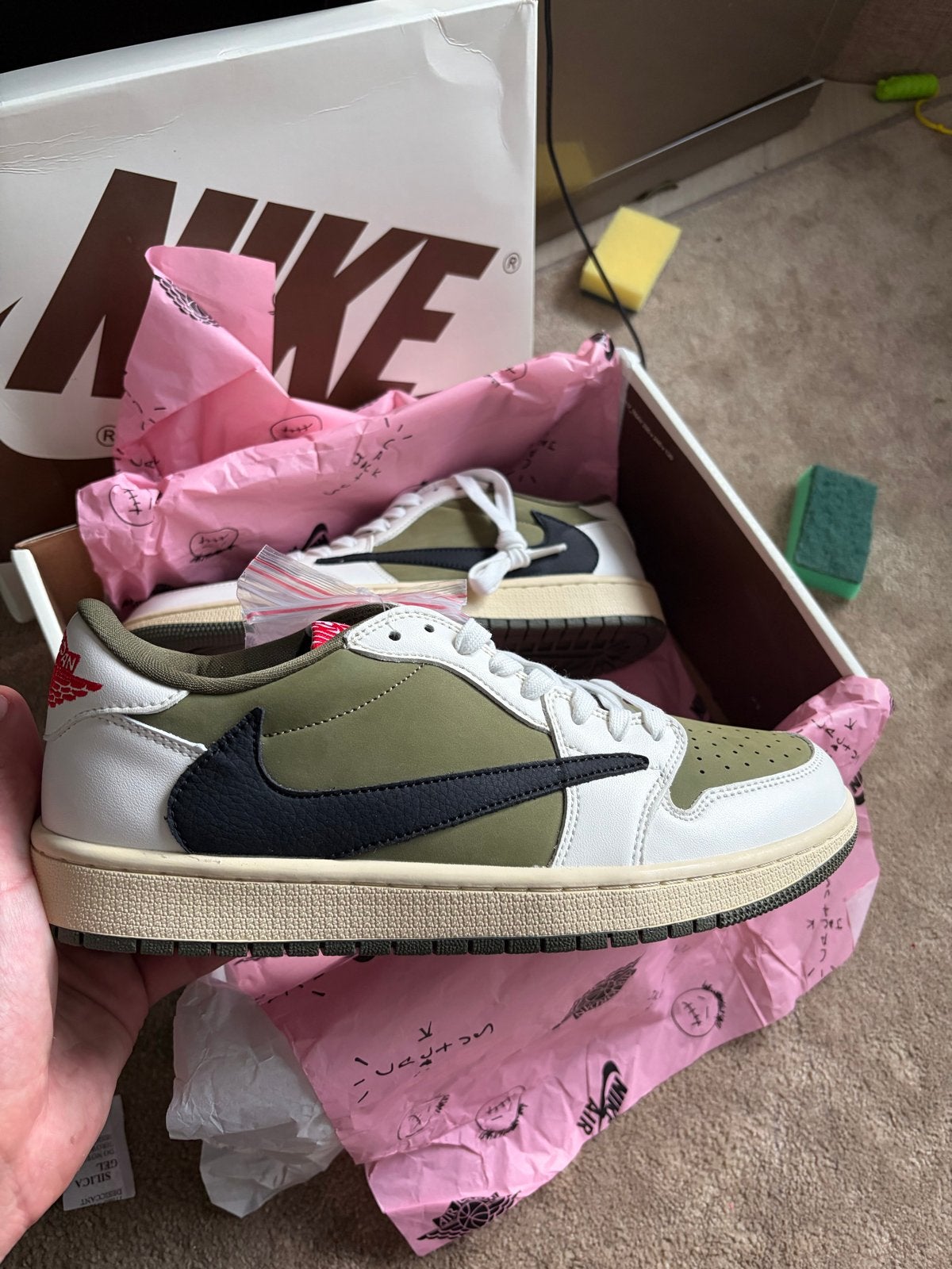 Nike x Travis Scott Jordan 1 Low Olive - Maat 42 - Nieuw, Ophalen of Verzenden, Nieuw, Overige kleuren, Sneakers of Gympen