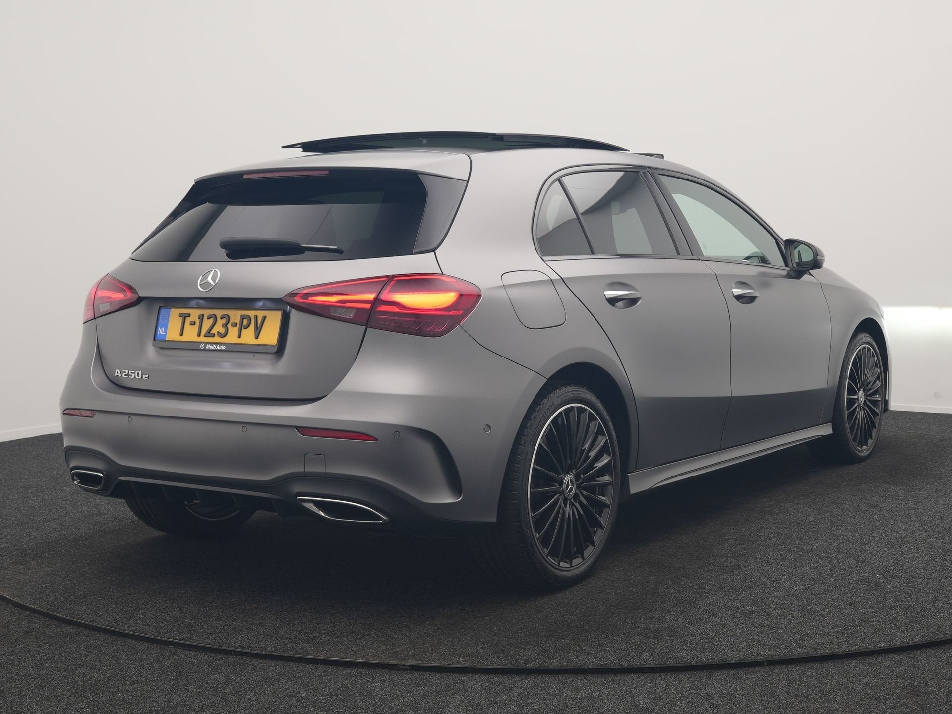 Mercedes-Benz A-Klasse 250 e AMG Line PHEV 218pk FACELIFT De, Auto's, Gebruikt, 4 cilinders, 15 kWh, Bedrijf