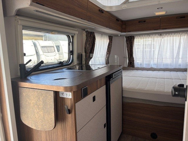 Eriba Touring 430 (bj 2023), Caravans en Kamperen, Tot en met 2, Bedrijf, 750 - 1000 kg, 5 tot 6 meter