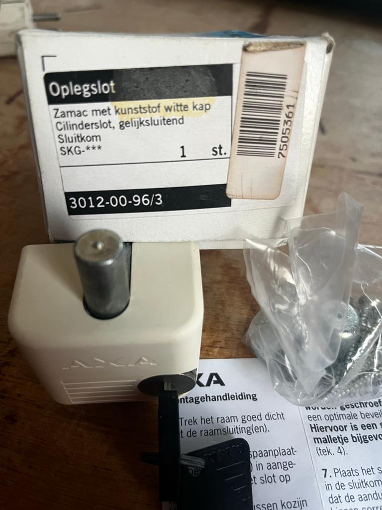 Vier AXA Zamac oplegslot met kunststof witte kap 3012-0096/3, Ophalen of Verzenden, Zo goed als nieuw, Overige materialen, Slot