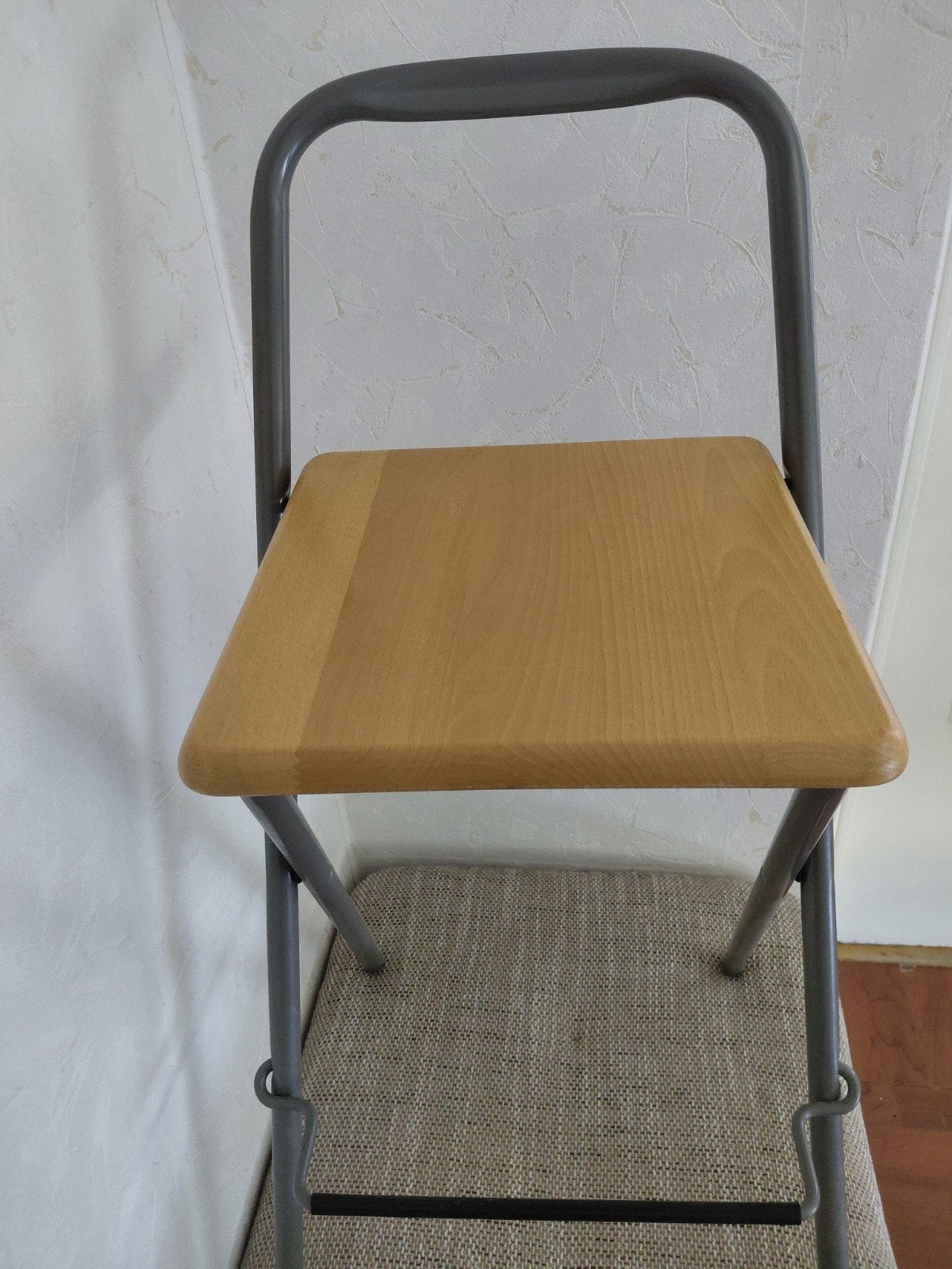 Handige inklapbare stoel met houten zitting, Huis en Inrichting, Stoelen, Ophalen, Gebruikt, Praktisch, Functioneel, Hout
