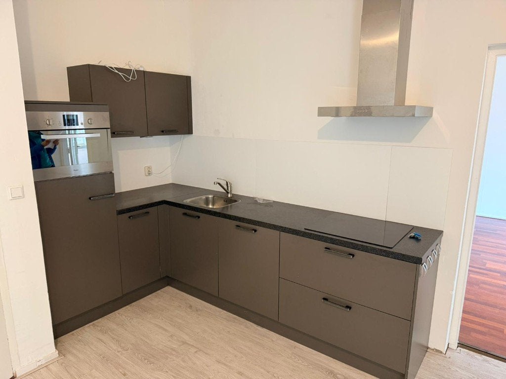 Moderne hoek keuken met inbouw apparatuur, Huis en Inrichting, Keuken | Complete keukens, Ophalen, Gebruikt, Bruin, Hoekkeuken