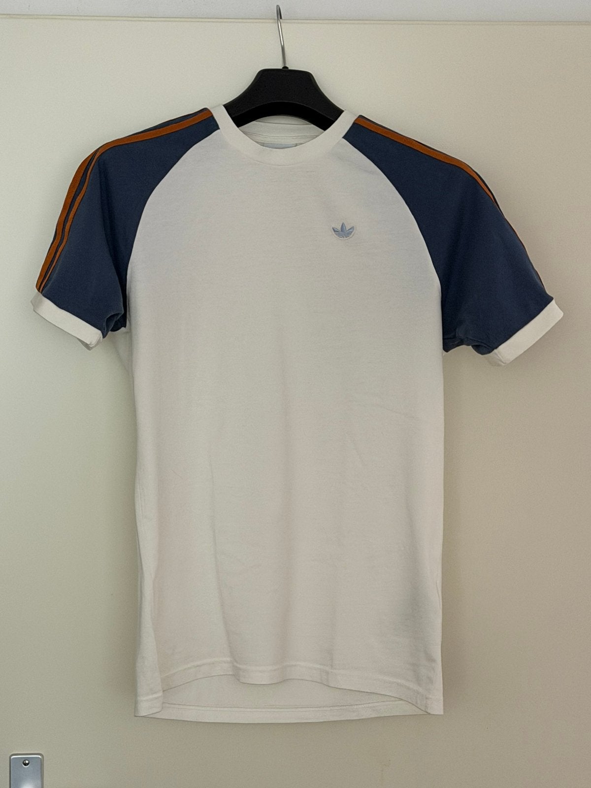 Adidas cali t shirt maat s nieuw ongedragen, Kleding | Heren, Sportkleding, Ophalen of Verzenden, Zo goed als nieuw, Algemeen