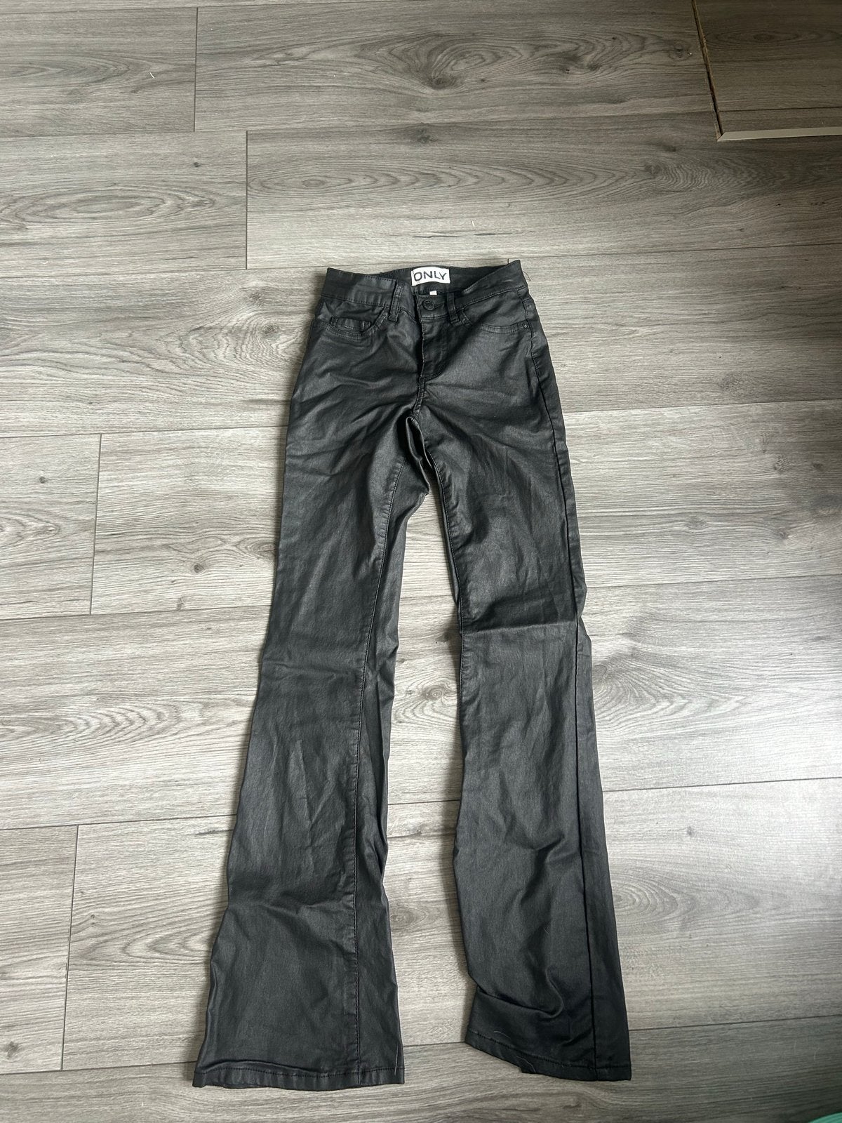 ONLY gecoate flared broek - Maat XS, Zwart, Ophalen of Verzenden, Zo goed als nieuw, Maat 34 (XS) of kleiner