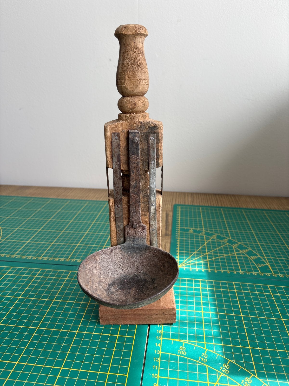Oude kandelaar met ikzeren lepel, Gebruikt, Bruin, Ophalen of Verzenden, 33 cm