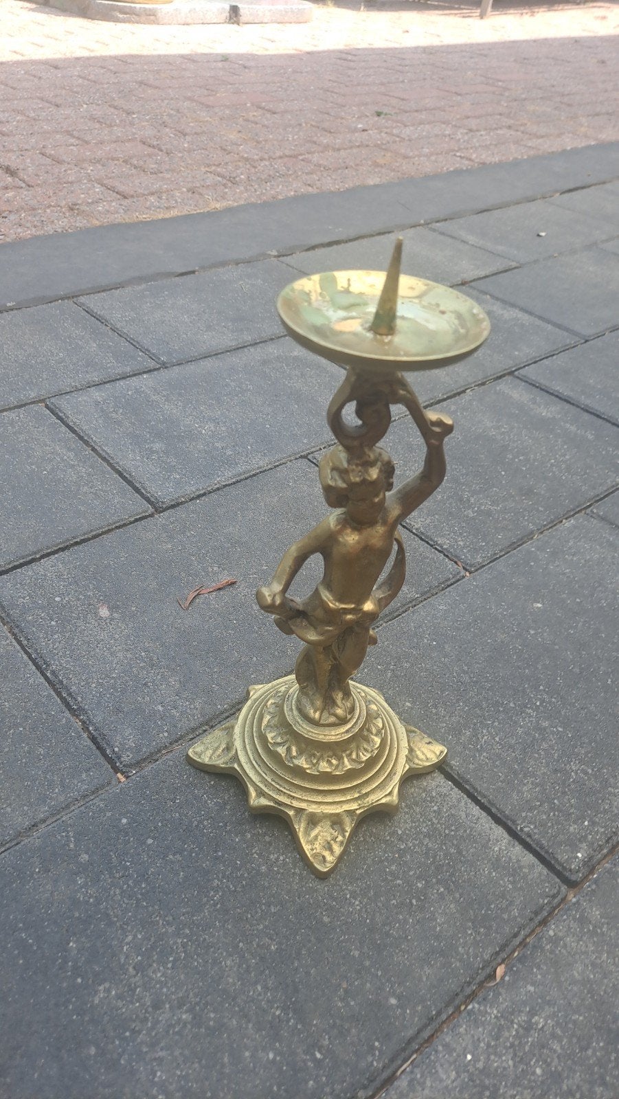 Antieke koperen kandelaar met cherubijn, Ophalen of Verzenden