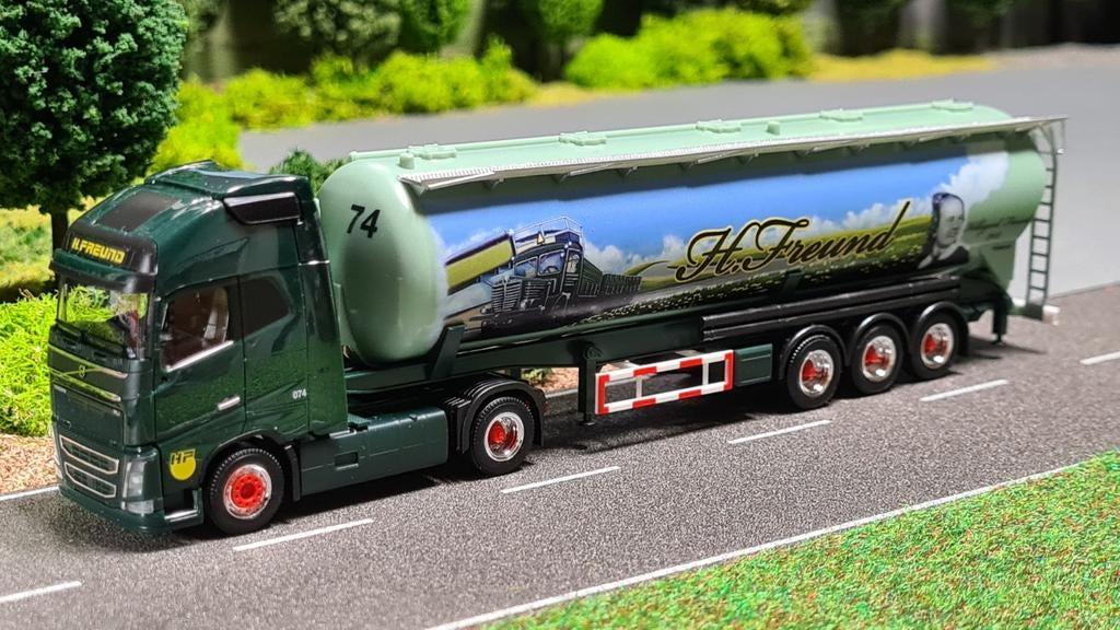 037 Herpa 65 Jaar H.Freund Volvo kipper silo, Ophalen of Verzenden, Nieuw, Bus of Vrachtwagen, Herpa