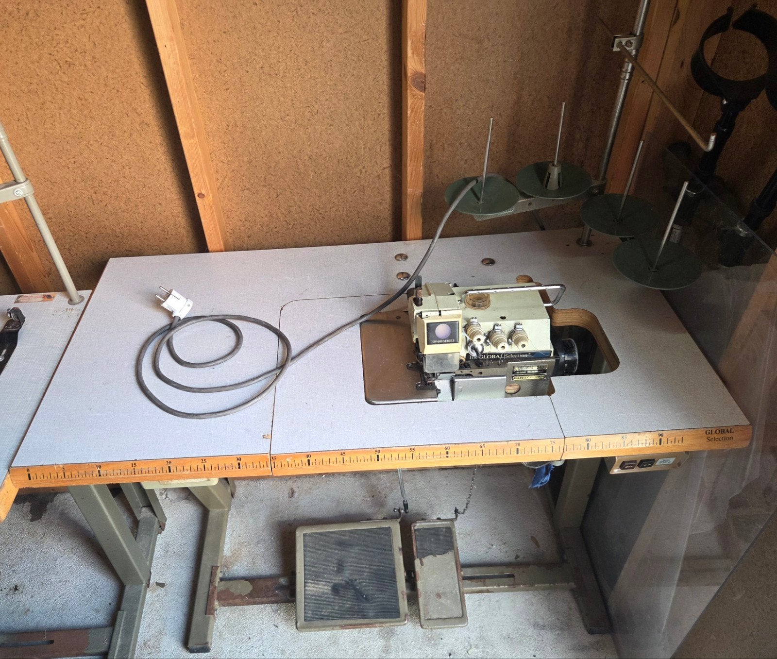 Global OV 614-240 industriële lockmachine – met tafel, Gebruikt, Lockmachine, Industrieel, Ophalen