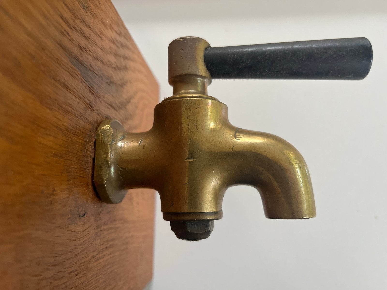 Antieke messing tapkraan of vatenkraan op houten plank, Ophalen of Verzenden