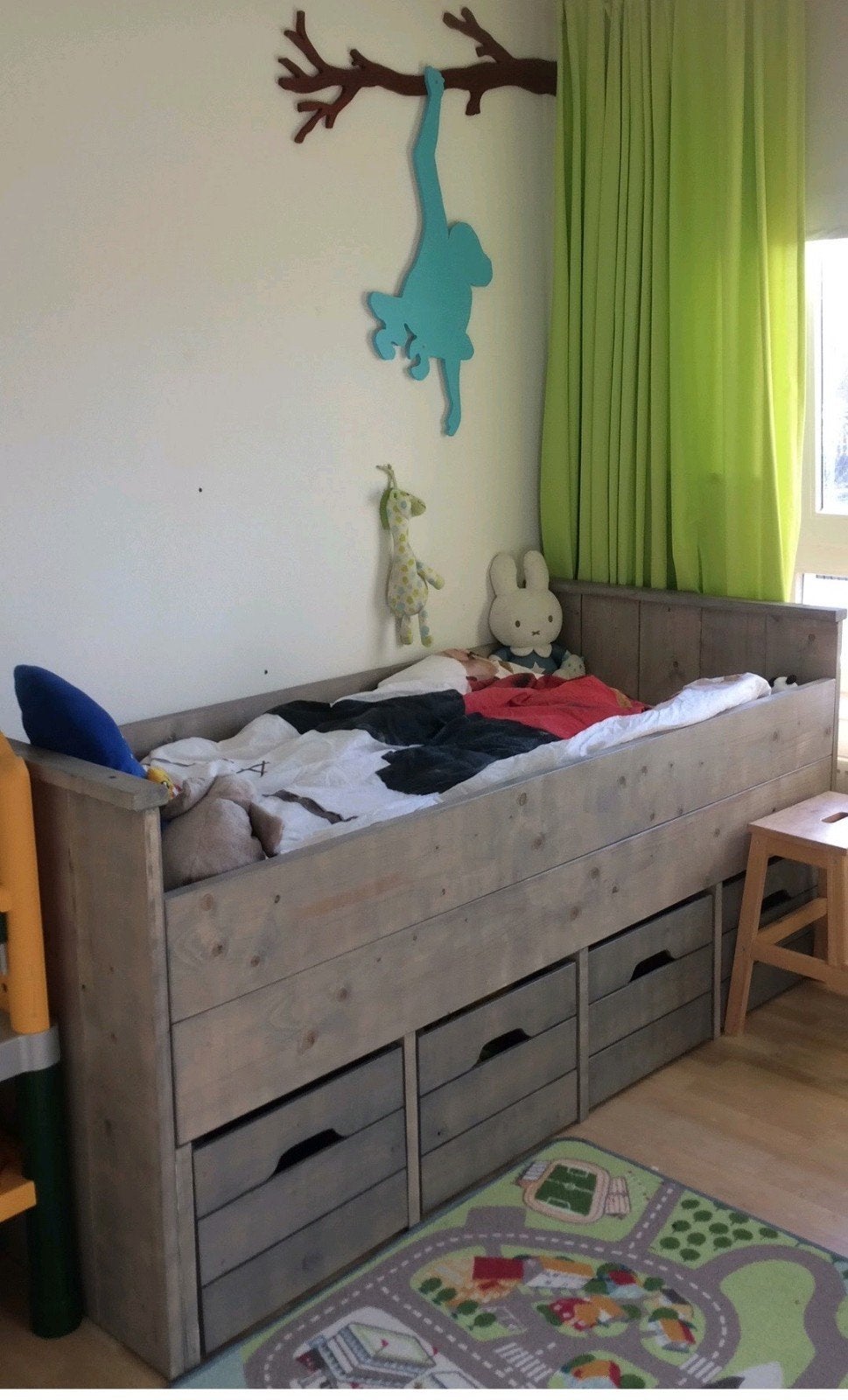 Mooi verhoogd houten bed met vier lade's., Ophalen, Gebruikt, 90 cm, 200 cm