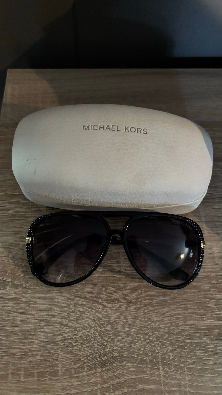 Michael Kors Julia Zonnebril - Stijlvol en Tijdloos, Overige merken, Zonnebril, Zwart, Ophalen of Verzenden