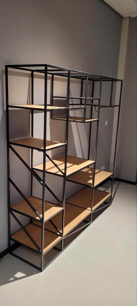 Modern Zwart Metalen Rek met Houten Planken, Huis en Inrichting, Kasten | Boekenkasten, Met plank(en), Gebruikt, Modern, Industrieel