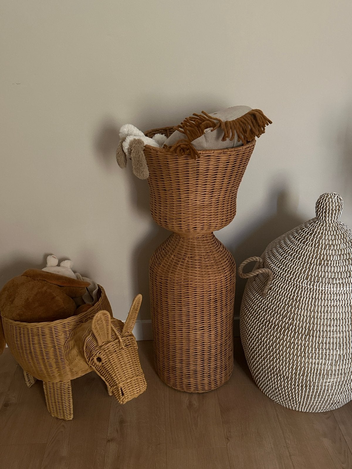 Ferm Living Rotan Hoge Plantenstandaard, Huis en Inrichting, Woonaccessoires | Overige, Ophalen, Boho, Zo goed als nieuw, Natuurlijk materiaal