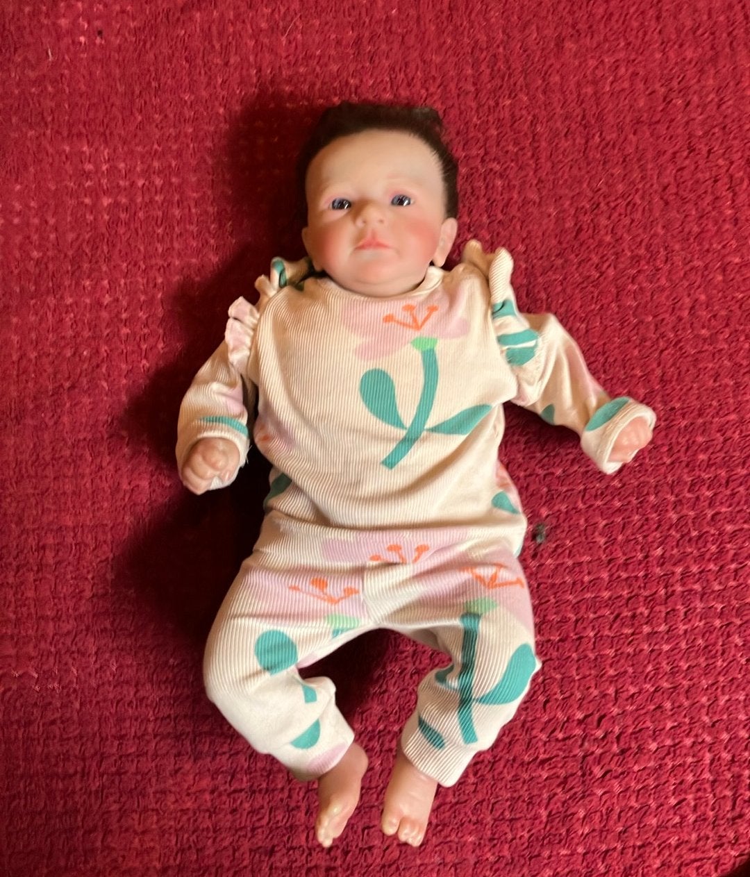 Realistische babypop met 2 schattige pakjes, Ophalen of Verzenden, Zo goed als nieuw, Babypop