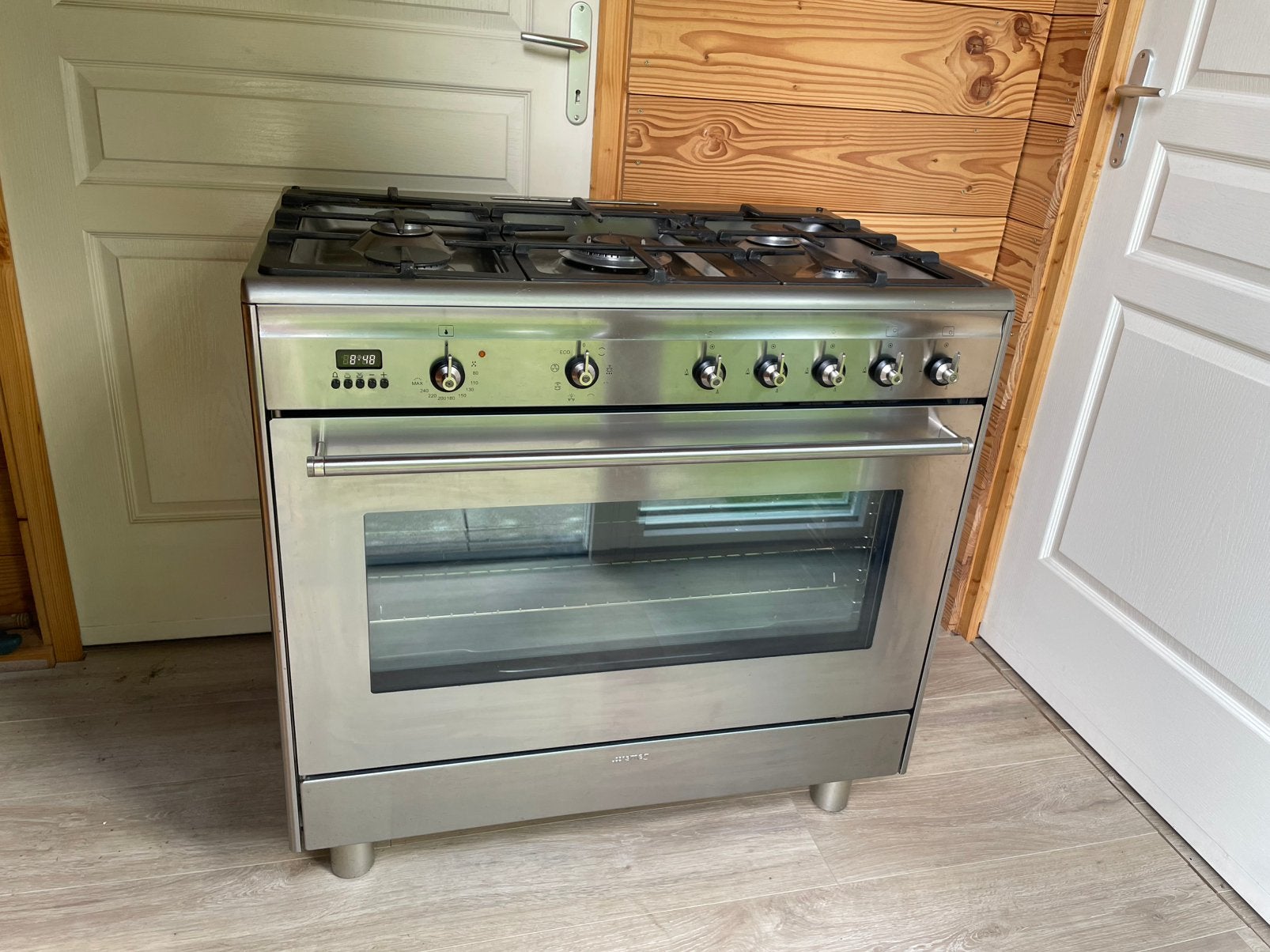 Smeg fornuis 5 pits wokbrander heteluchtoven 90 cm rvs, Ophalen, 60 cm of meer, Zo goed als nieuw, Energieklasse A of zuiniger