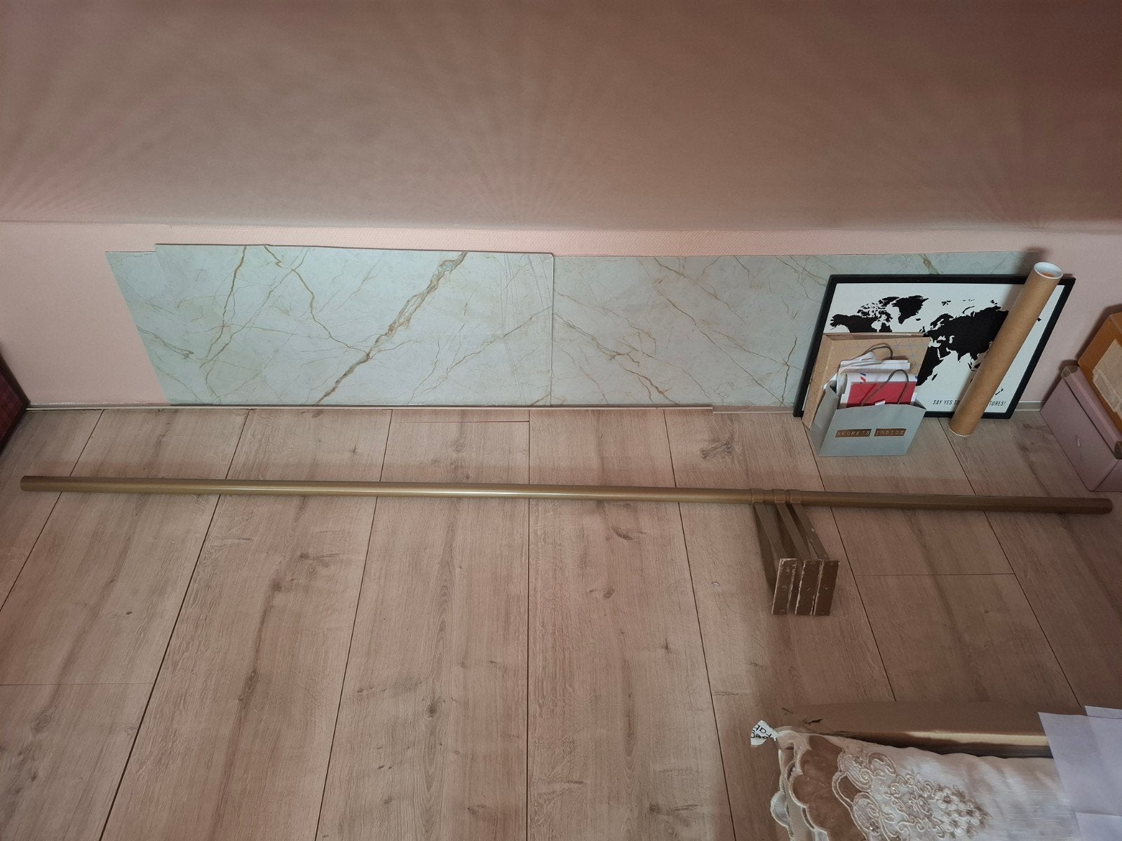 Gouden garderobe stang 235 cm met 3 extra sterke haken, Kleding | Dames, Kledingrekken, Ophalen, Gebruikt