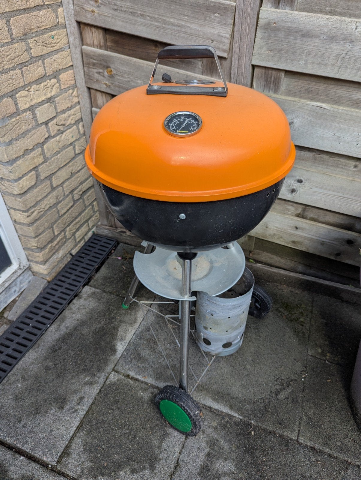 Gebruikte BBQ met deksel en wielen, Ophalen, Gebruikt