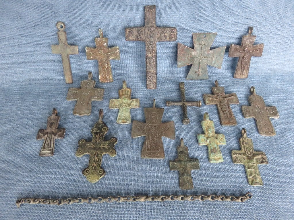 Oude kruisjes met brons patina – diversen periode, Ophalen of Verzenden