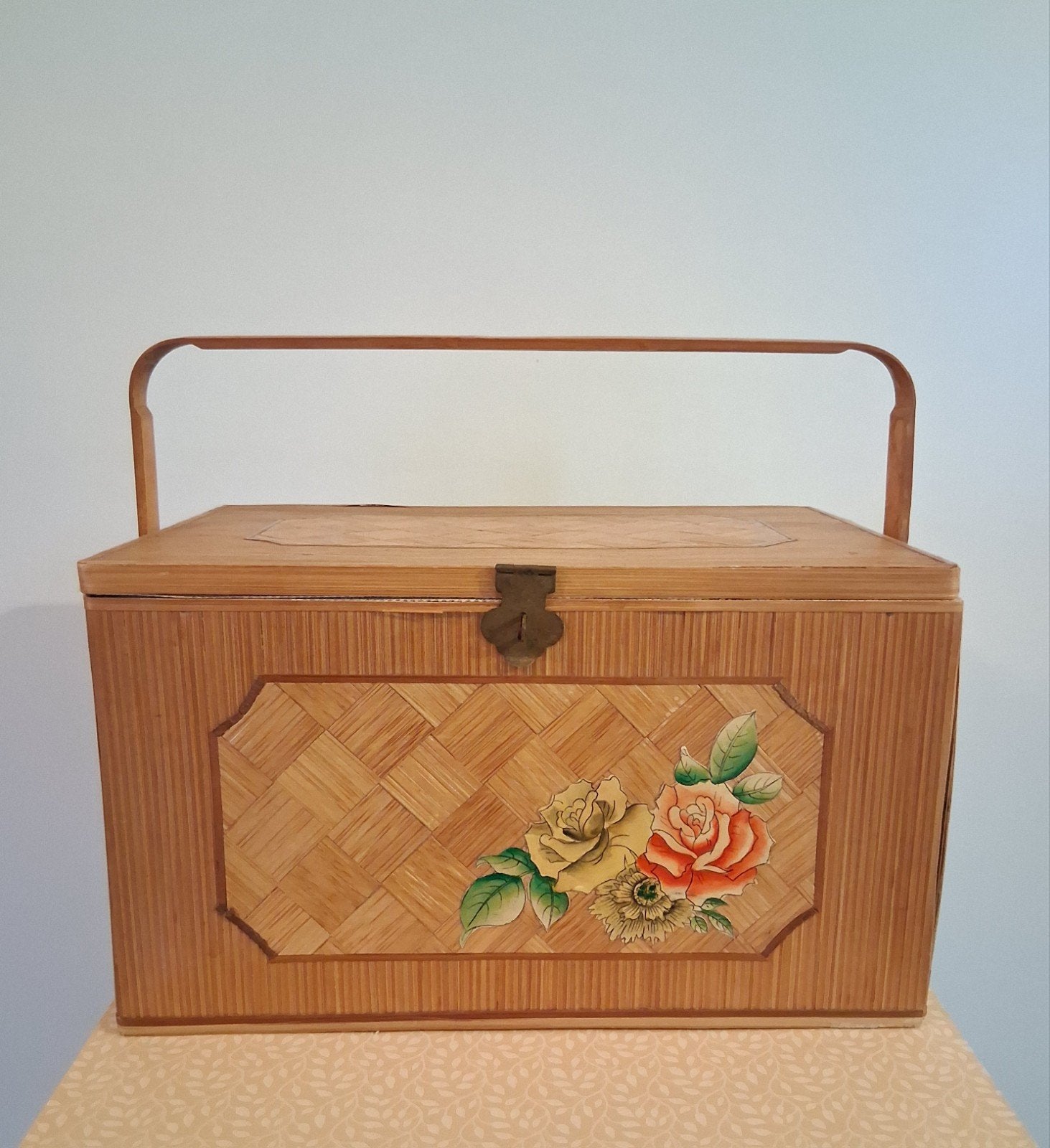 Vintage Naaidoos kist hout / bamboe Chinees.
28.5x19 cm.
hoo, Ophalen of Verzenden, Gebruikt, Overige typen