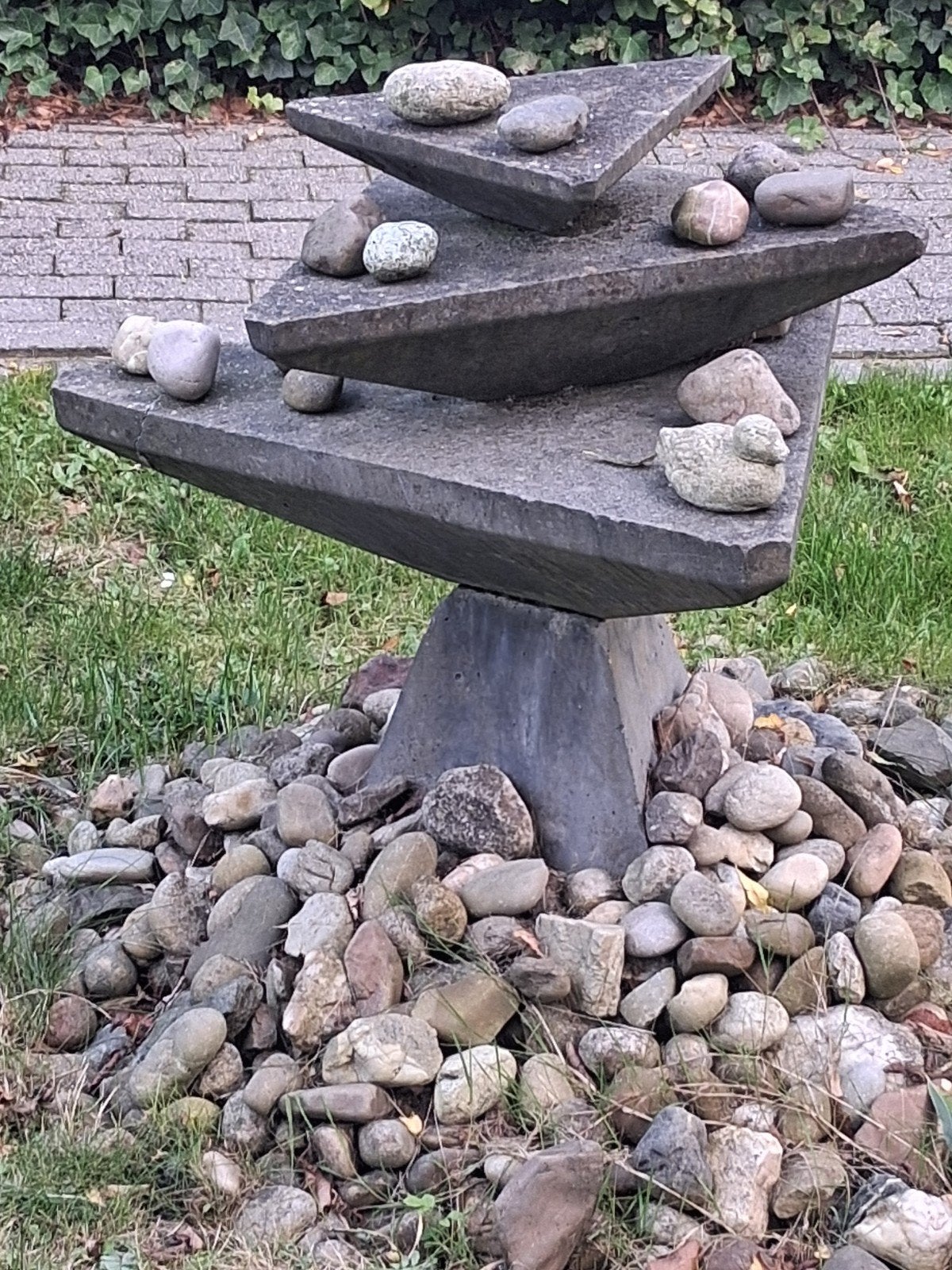 Uniek betonnen tuinbeeld - Abstracte piramide, Tuin en Terras, Ophalen, Gebruikt, Beton, Abstract beeld