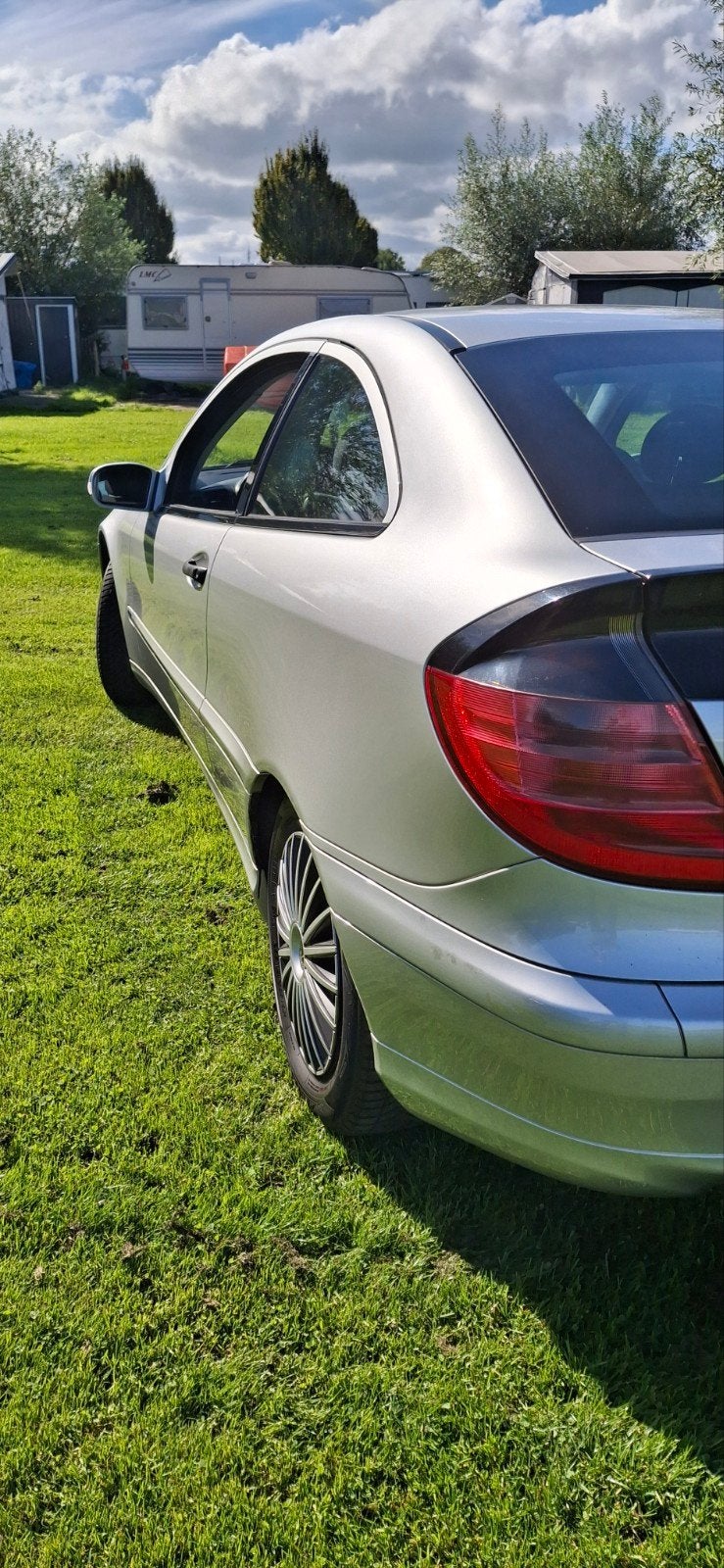 Mercedes-Benz C-Klasse .uniek.!!! kilometers. 118.000.km !!!, Auto's, 4 stoelen, 1796 cc, 75 €/maand, Handgeschakeld