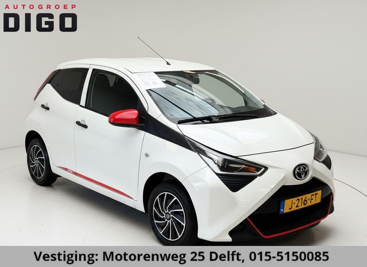 Toyota Aygo 1.0 VVT-i CORAL RED PACK 1e EIG. GARANTIE 7-2030, Stof, Gebruikt, Euro 6, 4 stoelen