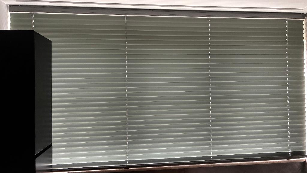 Luxaflex horizontale jaloezie 50mm met powerview, Huis en Inrichting, 100 tot 150 cm, Nieuw, Ophalen of Verzenden, 200 cm of meer