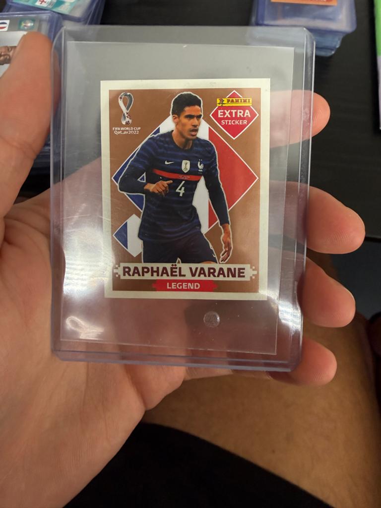 Panini FIFA WC 2022 Raphaël Varane Extra Sticker Legend, Ophalen of Verzenden, Zo goed als nieuw, Sticker