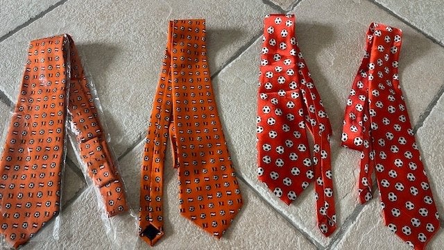 Oranje voetbal Stropdassen. 1 is nieuw in de verpakking en, Ophalen of Verzenden, Zo goed als nieuw, Oranje
