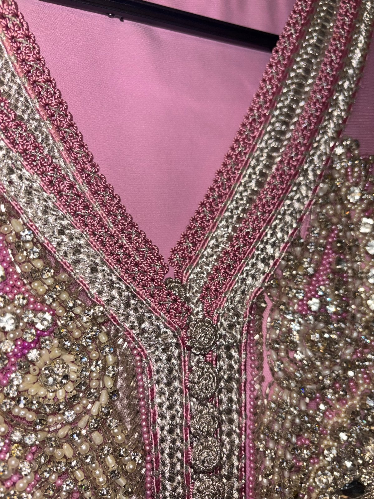 Prachtige roze kaftan met gedetailleerd borduurwerk, Kleding | Dames, Jurken, Maat 38/40 (M), Ophalen of Verzenden, Zo goed als nieuw