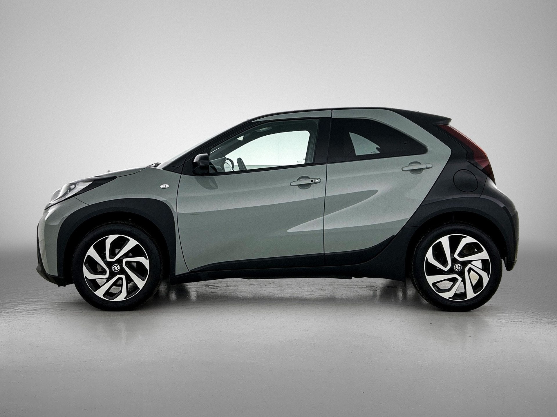 Toyota Aygo X 1.0 VVT-i S-CVT Pulse + | BTW Voertuig | Parke, Stof, Gebruikt, Zwart, 4 stoelen