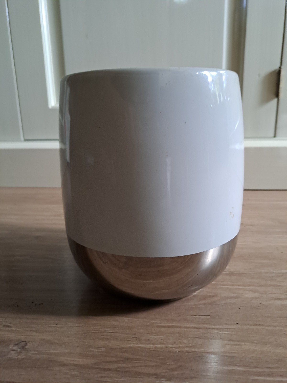 Witte bloempot met zilverkleurige onderkant, Gebruikt, Rond, Ophalen of Verzenden, Balkon